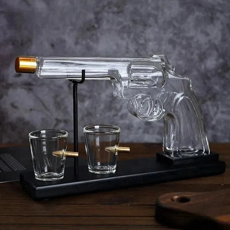 Set Decantor Whisky Pistol cu Accesorii si 2 Pahare cu Glont Evoora Magnum