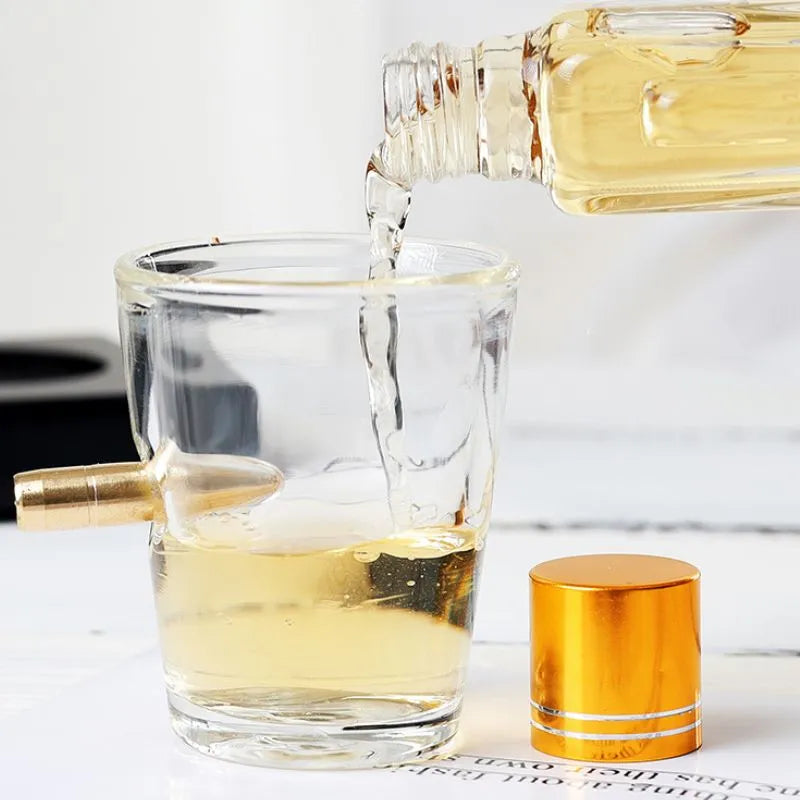 Set Decantor Whisky Pistol cu Accesorii si 2 Pahare cu Glont Evoora Magnum