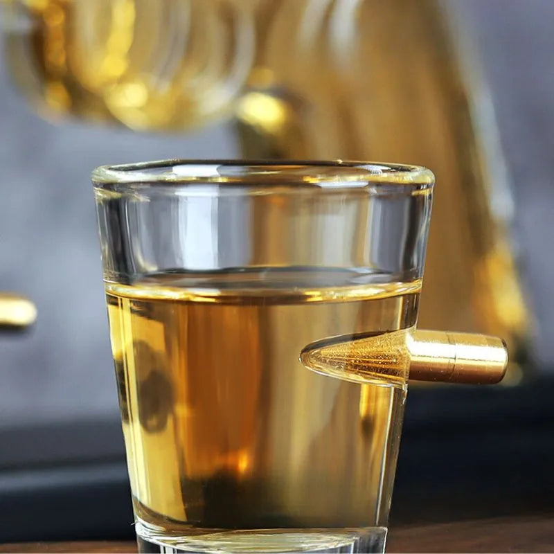 Set Decantor Whisky Pistol cu Accesorii si 2 Pahare cu Glont Evoora Magnum