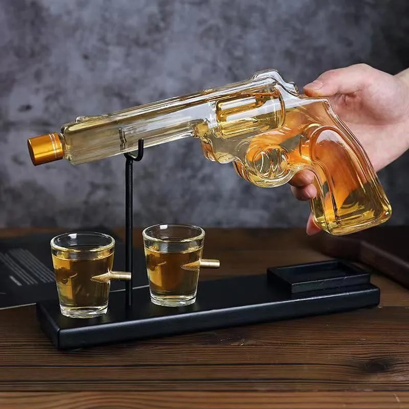 Set Decantor Whisky Pistol cu Accesorii si 2 Pahare cu Glont Evoora Magnum