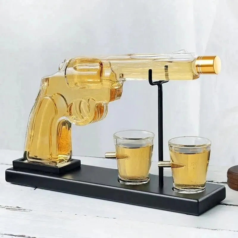 Set Decantor Whisky Pistol cu Accesorii si 2 Pahare cu Glont Evoora Magnum